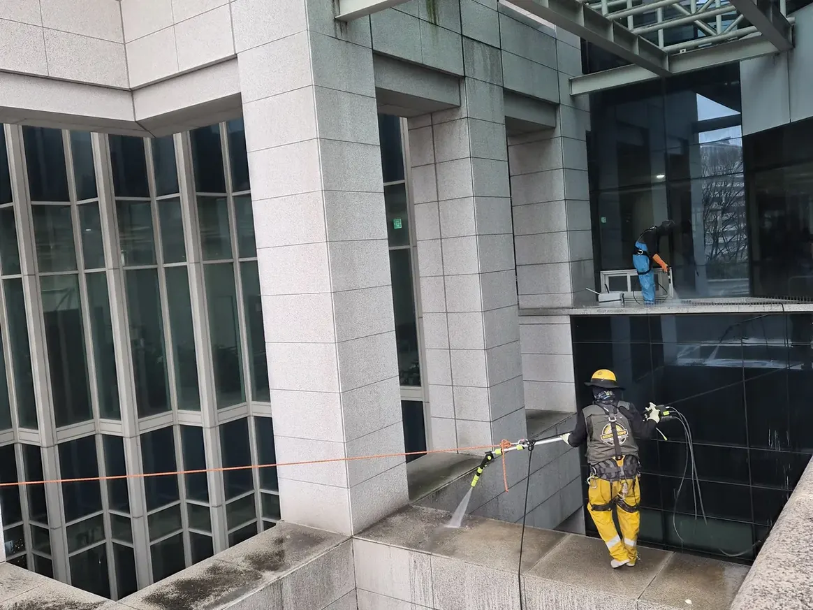 남구 매암동 상가건물 옥상 파라펫 장비 주변 정밀 위생청소 사례 - 행진크린