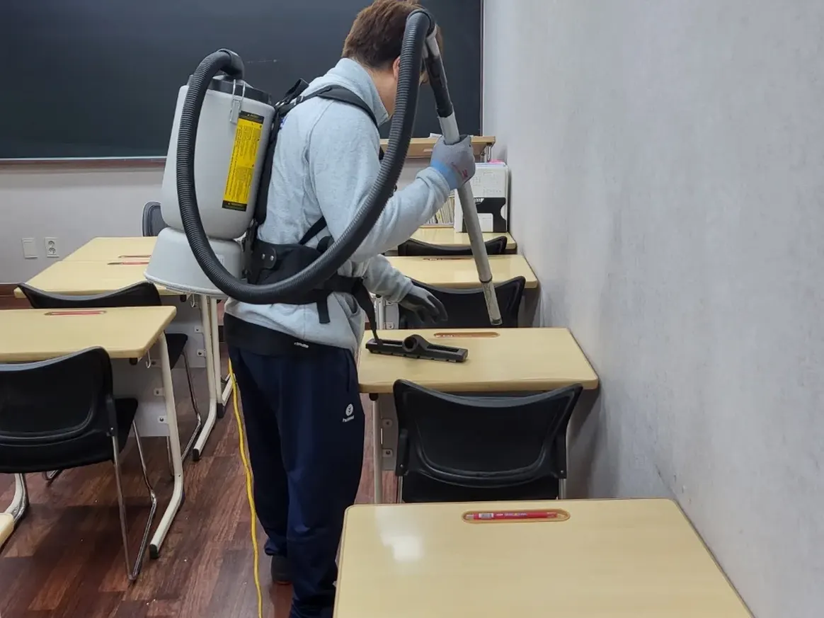 동구 일산동 학교 현관·중앙홀 바닥 위생청소 사례 - 행진크린