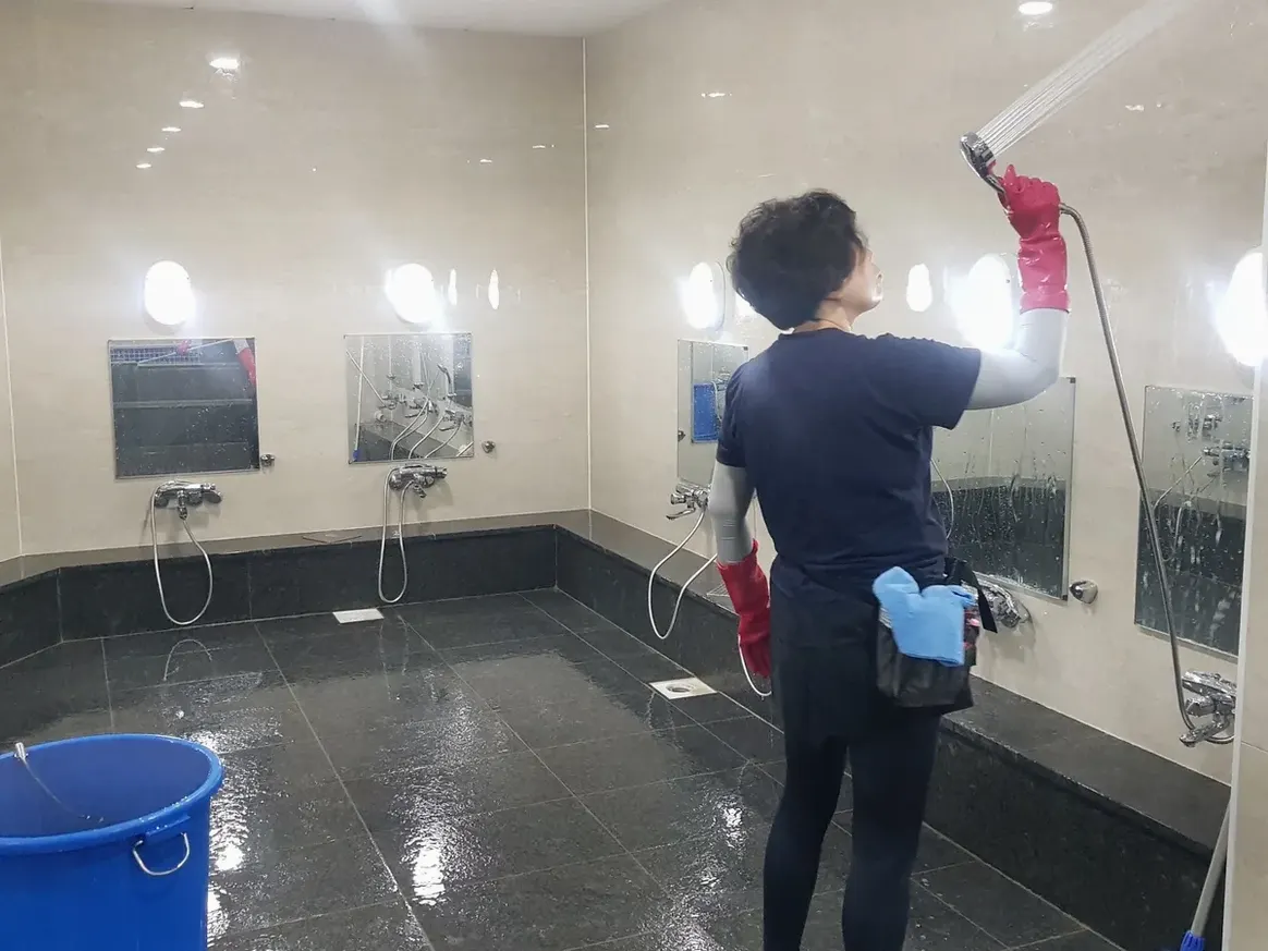 동구 일산동 목욕탕 탈의실·파우더룸 바닥 위생청소 사례 - 행진크린